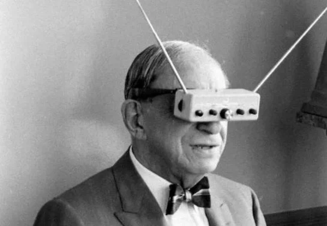 What was the First Vr Headset